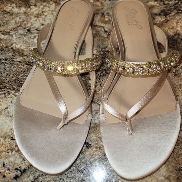 Jewel Badgley Mischka Odina Embellished Thong Sandal Size 10 Champagne - Picture 5 of 6